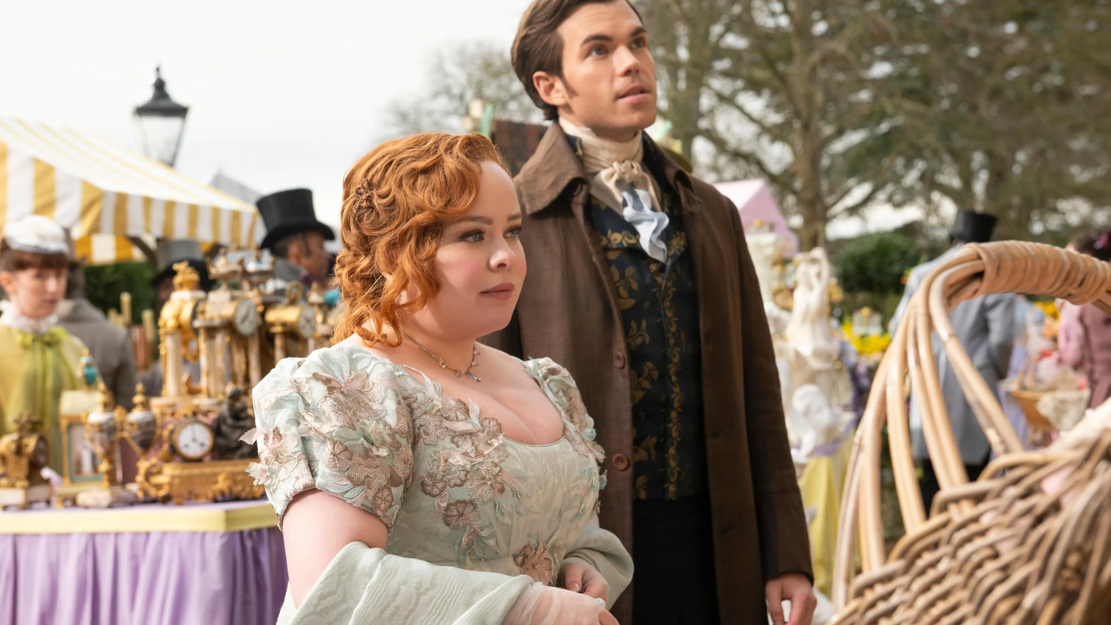 Nicola Coughlan como Penelope Featherington y Luke Newton como Colin Bridgerton en la temporada 3