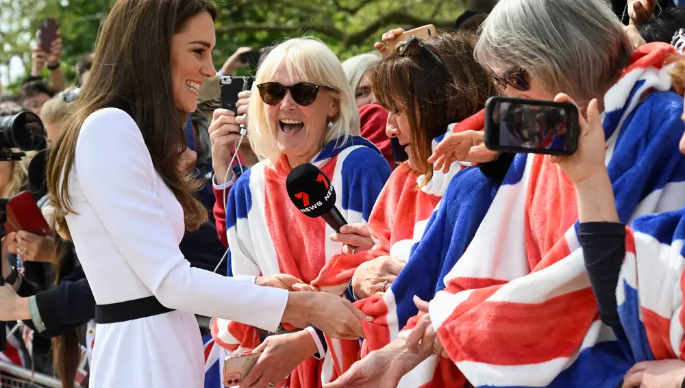 Kate Middleton saludando a ciudadanos