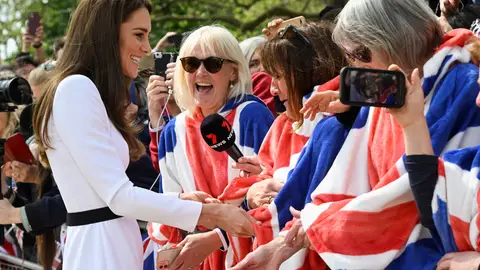 Kate Middleton saludando a ciudadanos Kate Middleton saludando a ciudadanos