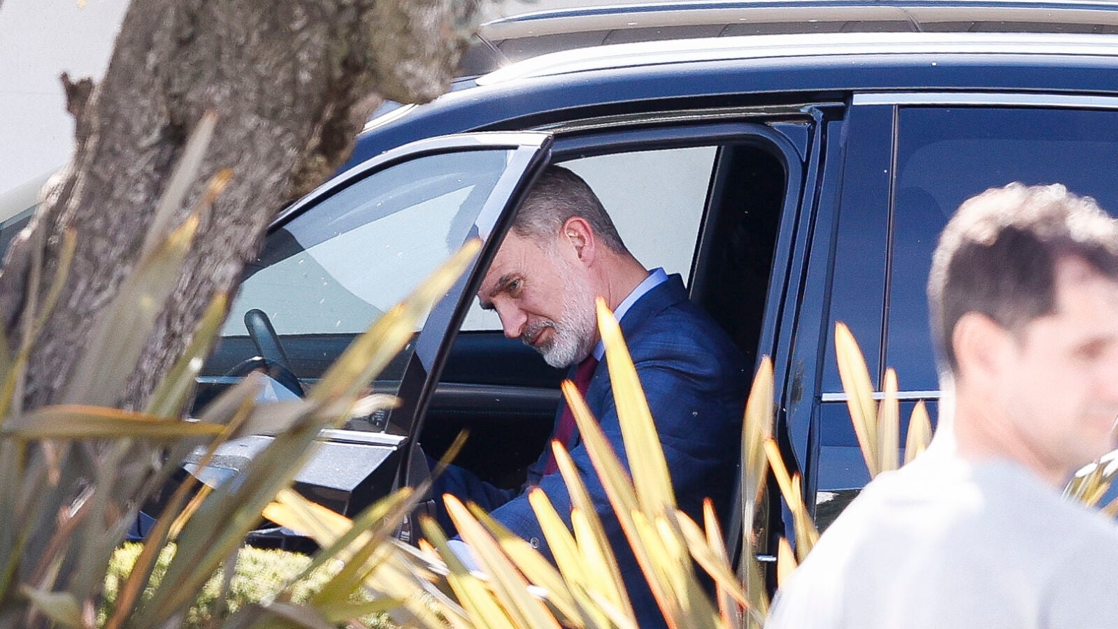 El rey Felipe VI cuenta cómo se encuentra su madre, la reina Sofía, después de haberla visitado en el hospital