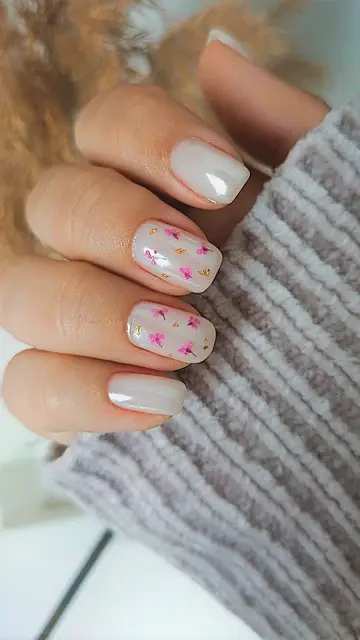 Manicura con flores secas Manicura con flores secas