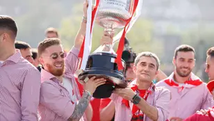 Iker Muniain y Ernesto Valverde levanta la Copa del Rey en el recorrido de la gabarra