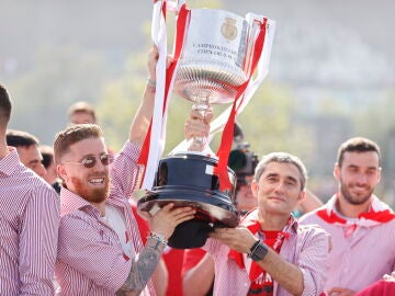 Iker Muniain y Ernesto Valverde levanta la Copa del Rey en el recorrido de la gabarra