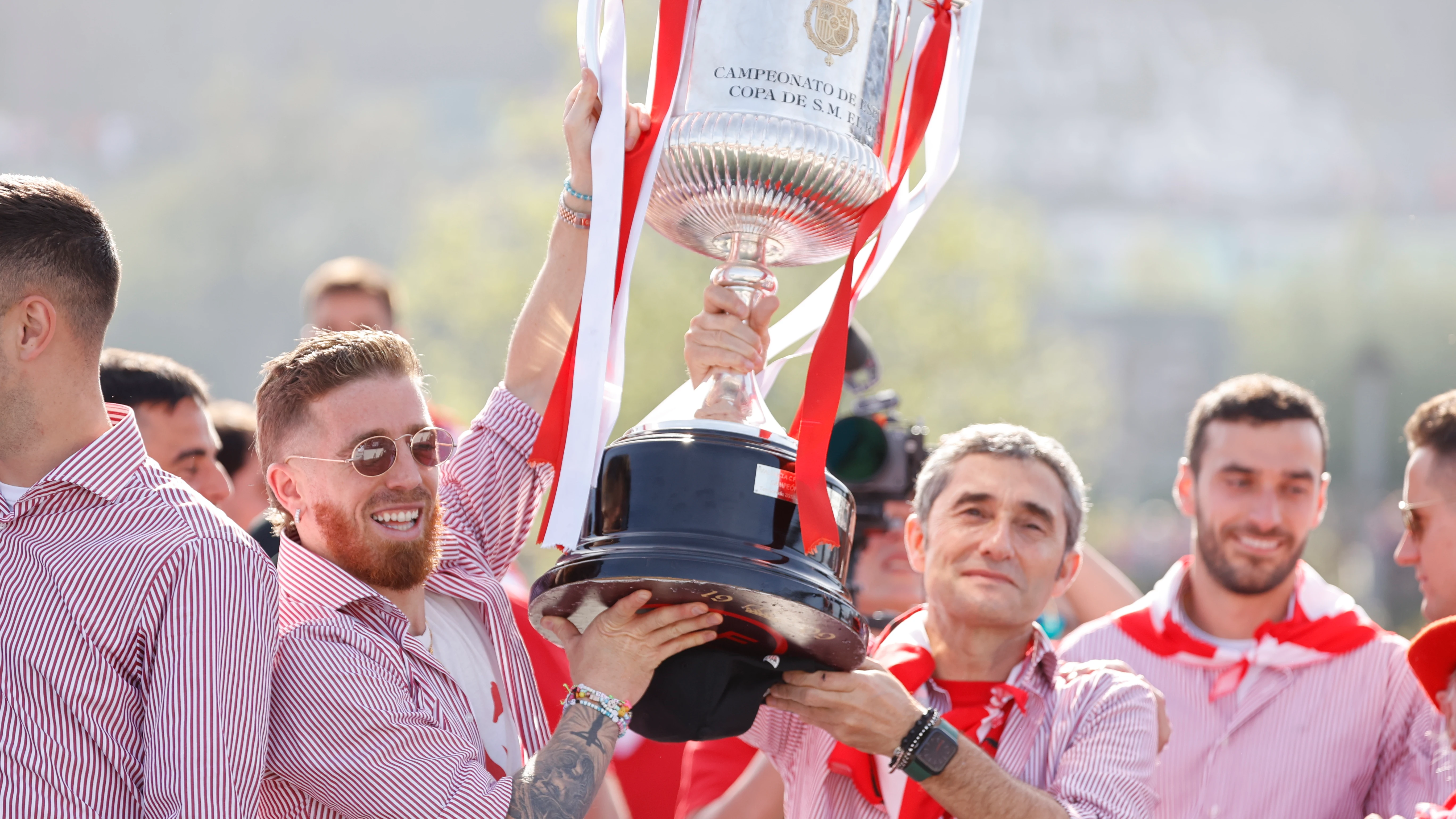 Iker Muniain y Ernesto Valverde levanta la Copa del Rey en el recorrido de la gabarra Iker Muniain y Ernesto Valverde levanta la Copa del Rey en el recorrido de la gabarra