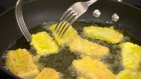 Pasa las pencas por harina y huevo batido y fríelas Pasa las pencas por harina y huevo batido y fríelas