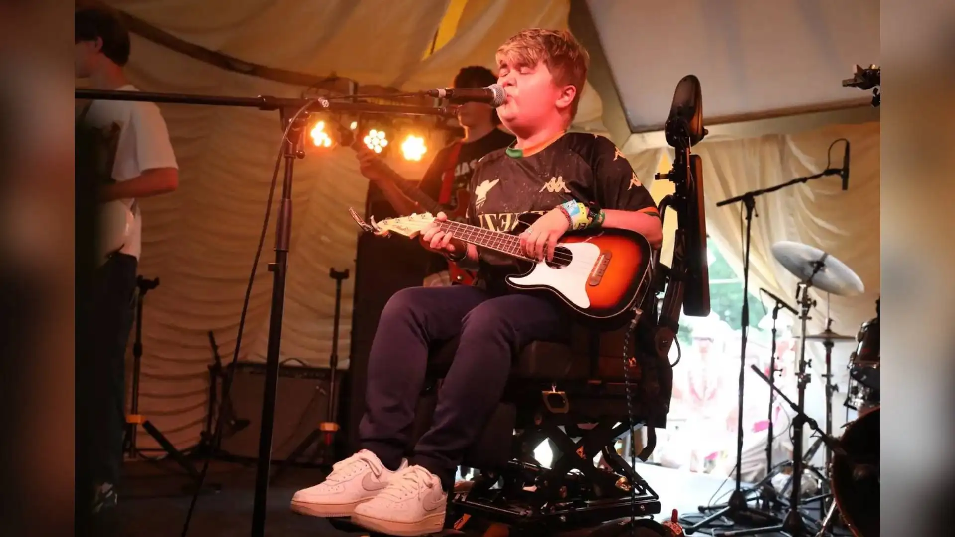 Eli Crossley actuando con su grupo de m&uacute;sica.