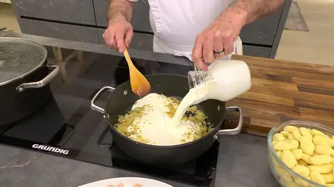 Vierte la nata, mezcla bien y cocina la mezcla Vierte la nata, mezcla bien y cocina la mezcla