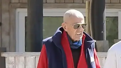 Julián Muñoz paseando con su nieto Julián Muñoz paseando con su nieto