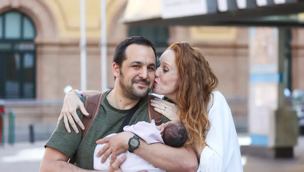 María Castro y José Manuel Villalba presentan a su tercera hija