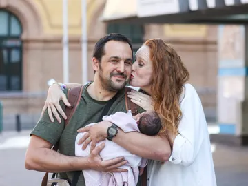 María Castro y José Manuel Villalba presentan a su tercera hija María Castro y José Manuel Villalba presentan a su tercera hija