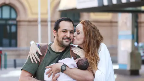 María Castro y José Manuel Villalba presentan a su tercera hija María Castro y José Manuel Villalba presentan a su tercera hija