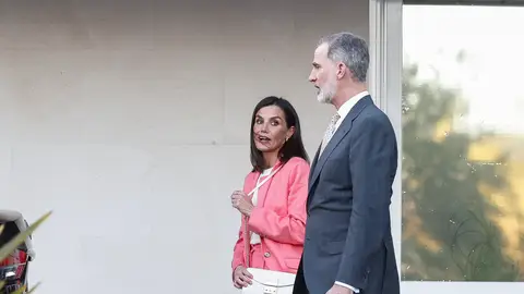 La reina Letizia y el rey Felipe VI salen del hospital La reina Letizia y el rey Felipe VI salen del hospital