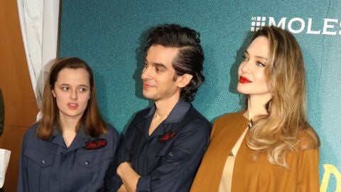 Angelina Jolie, su hija Vivienne y Justin Levine en el estreno de The Outsiders