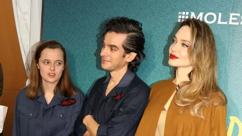 Angelina Jolie, su hija Vivienne y Justin Levine en el estreno de The Outsiders Angelina Jolie, su hija Vivienne y Justin Levine en el estreno de The Outsiders