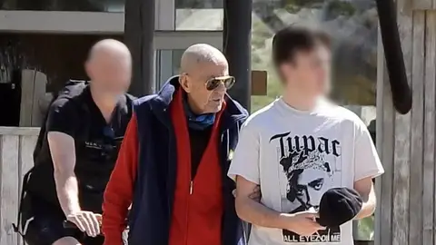 Julián Muñoz paseando con su nieto Julián Muñoz paseando con su nieto