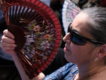 Imagen de una mujer con un abanico Imagen de una mujer con un abanico