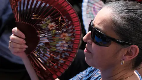 Imagen de una mujer con un abanico Imagen de una mujer con un abanico