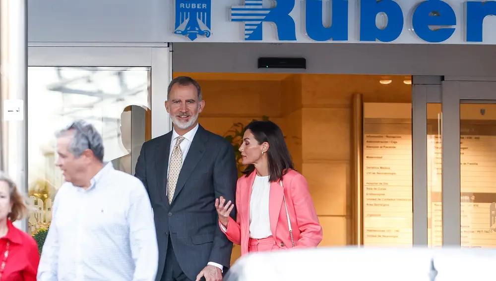 La reina Letizia y el rey Felipe, a la salida del hospital