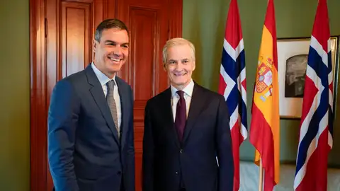 El presidente del gobierno español Pedro Sanchez junto al primer ministro noruego, Jonas Gahr Storeal