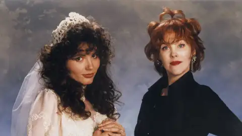 Geena Davis y Catherine O'Hara en Bitelchús Geena Davis y Catherine O'Hara en Bitelchús