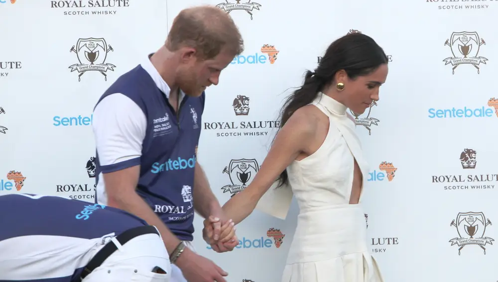 El príncipe Harry y Meghan Markle de la mano