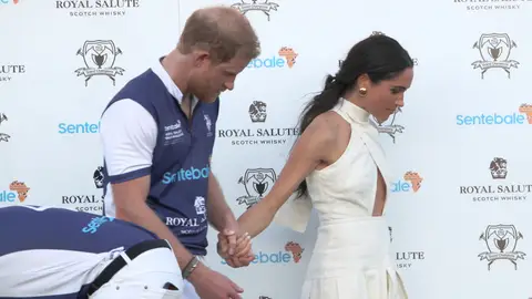 El príncipe Harry y Meghan Markle de la mano El príncipe Harry y Meghan Markle de la mano