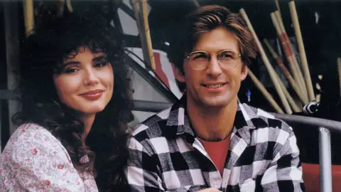 Geena Davis y Alec Baldwin en Bitelchús Geena Davis y Alec Baldwin en Bitelchús