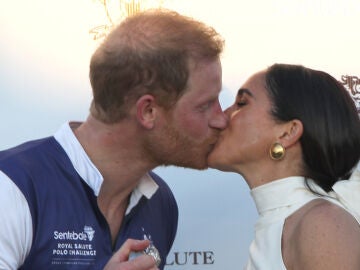 El beso entre el príncipe Harry y Meghan Markle