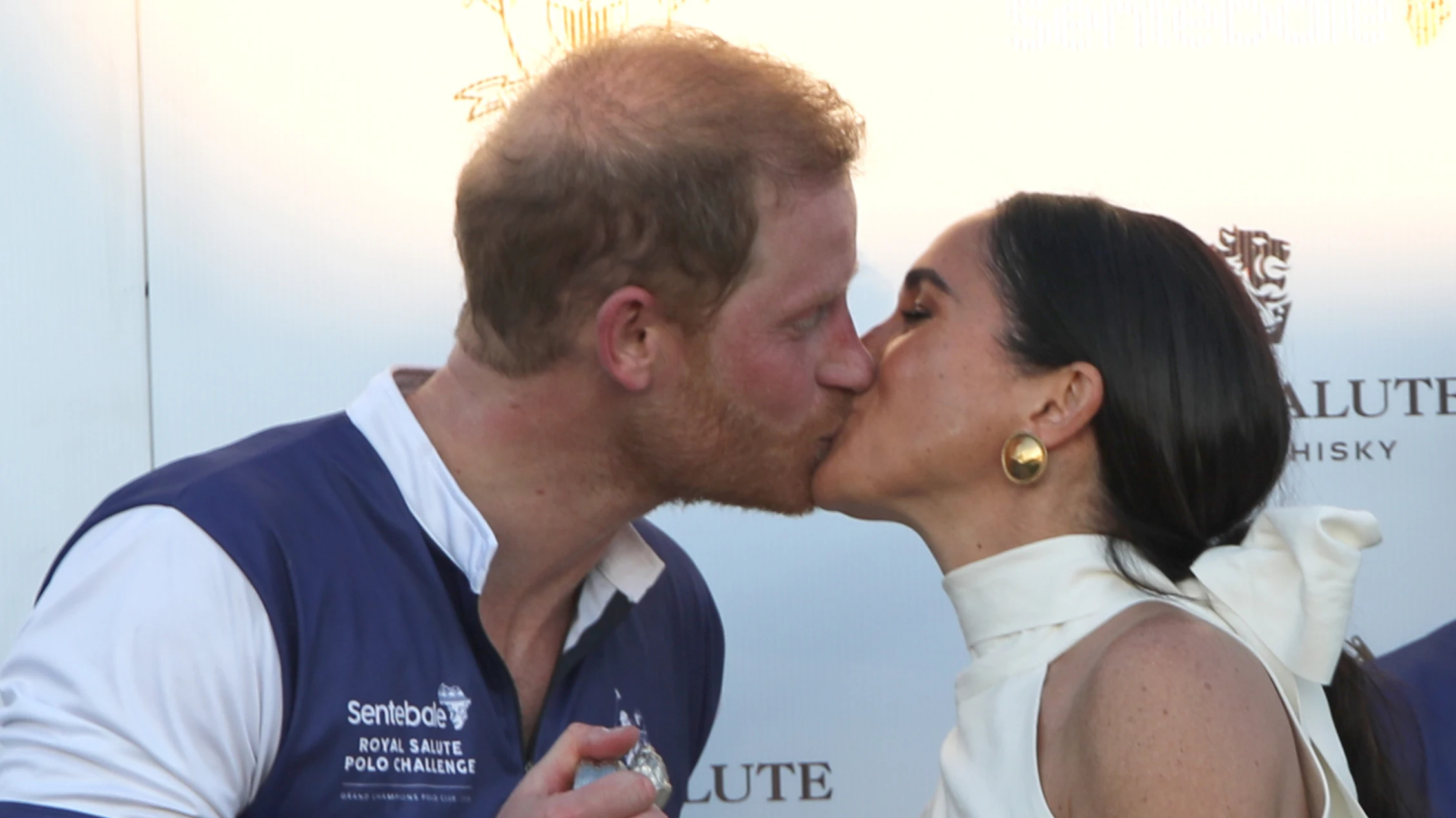 El beso entre el pr&iacute;ncipe Harry y Meghan Markle