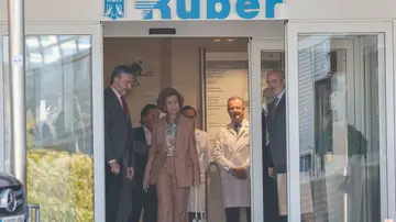 Imagen de la reina emérita en su salida de la clínica tras estar ingresada