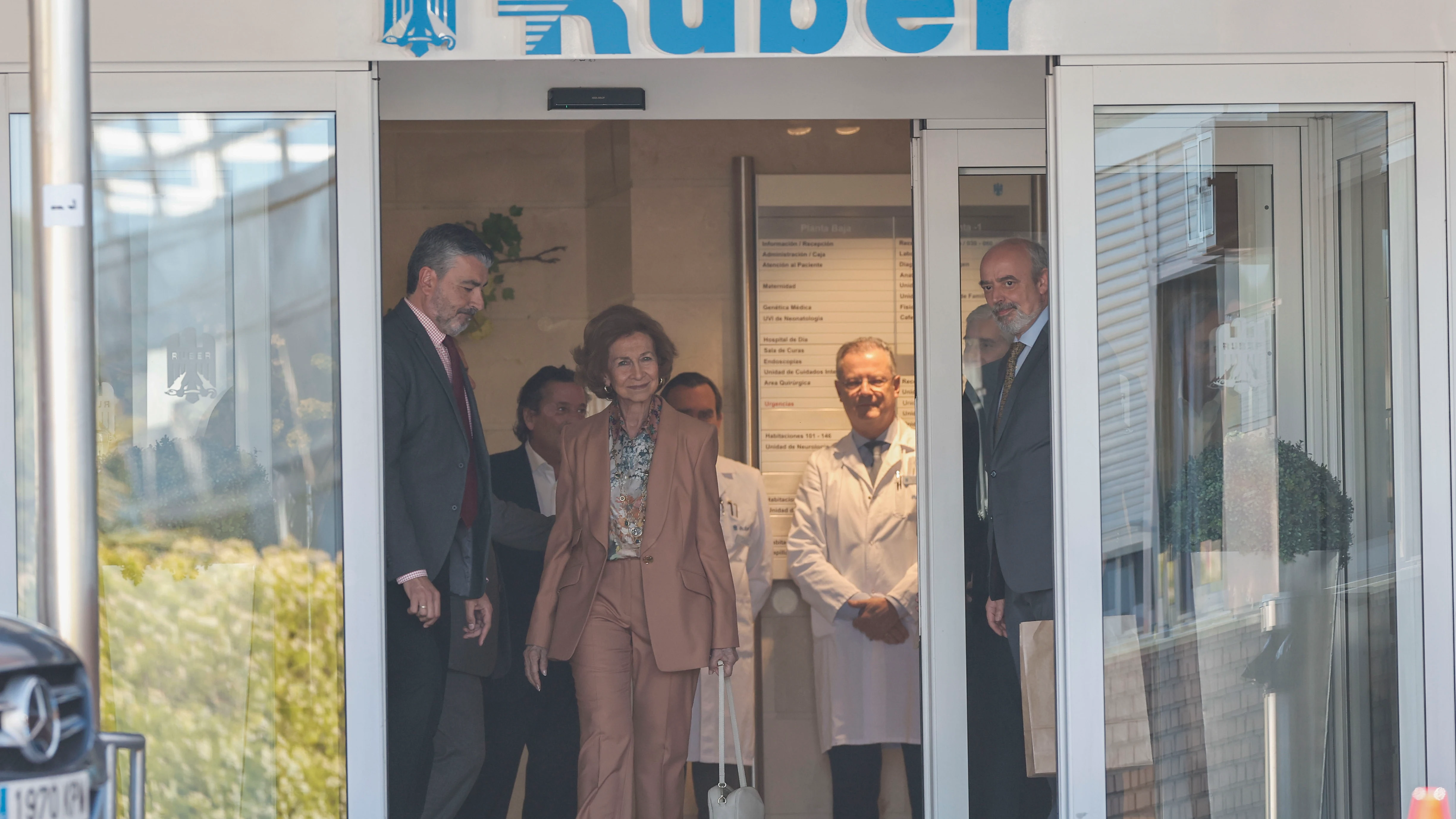 Imagen de la reina emérita en su salida de la clínica tras estar ingresada Imagen de la reina emérita en su salida de la clínica tras estar ingresada