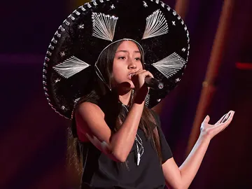 Astrid sorprende con una ranchera y su gorro de mariachi Astrid sorprende con una ranchera y su gorro de mariachi