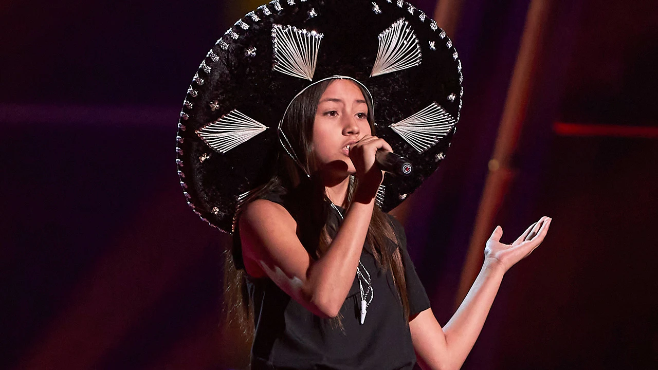 Astrid sorprende con una ranchera y su gorro de mariachi