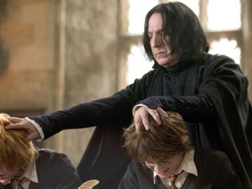 Alan Rickman, Daniel Radcliffe y Rupert Grint en una escena de Harry Potter