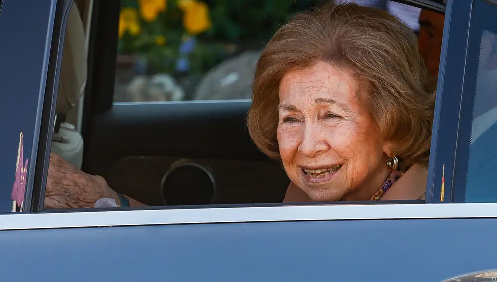 La reina Sofía, sonriente tras ser dada de alta