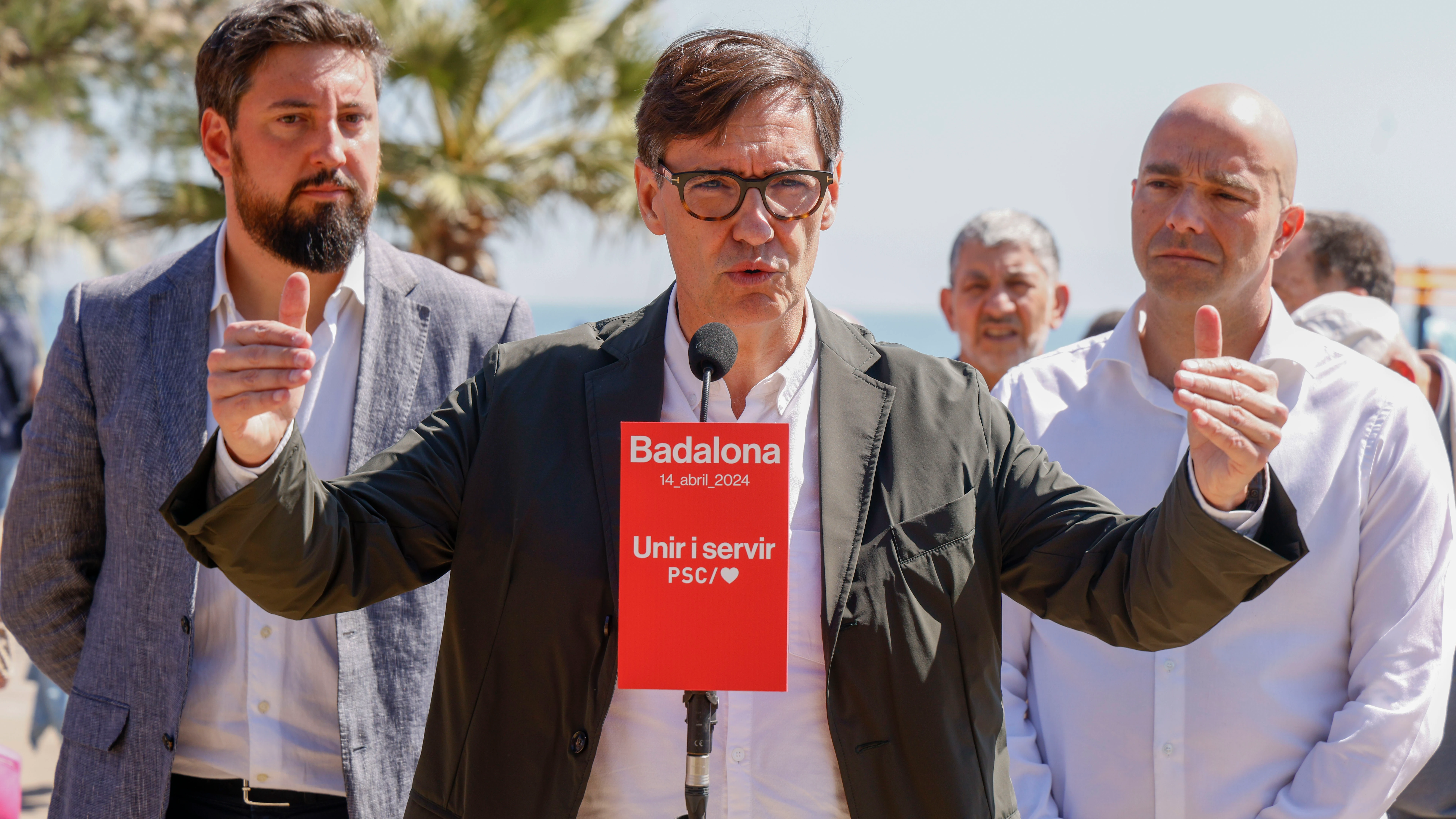 El primer secretario del PSC y candidato a la presidencia de la Generalitat Salvador Illa, este domingo en el paseo marítimo de la ciudad. El primer secretario del PSC y candidato a la presidencia de la Generalitat Salvador Illa, este domingo en el paseo marítimo de la ciudad.