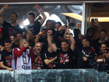Xabi Alonso celebra la consecución de la Bundesliga con el Bayer Leverkusen