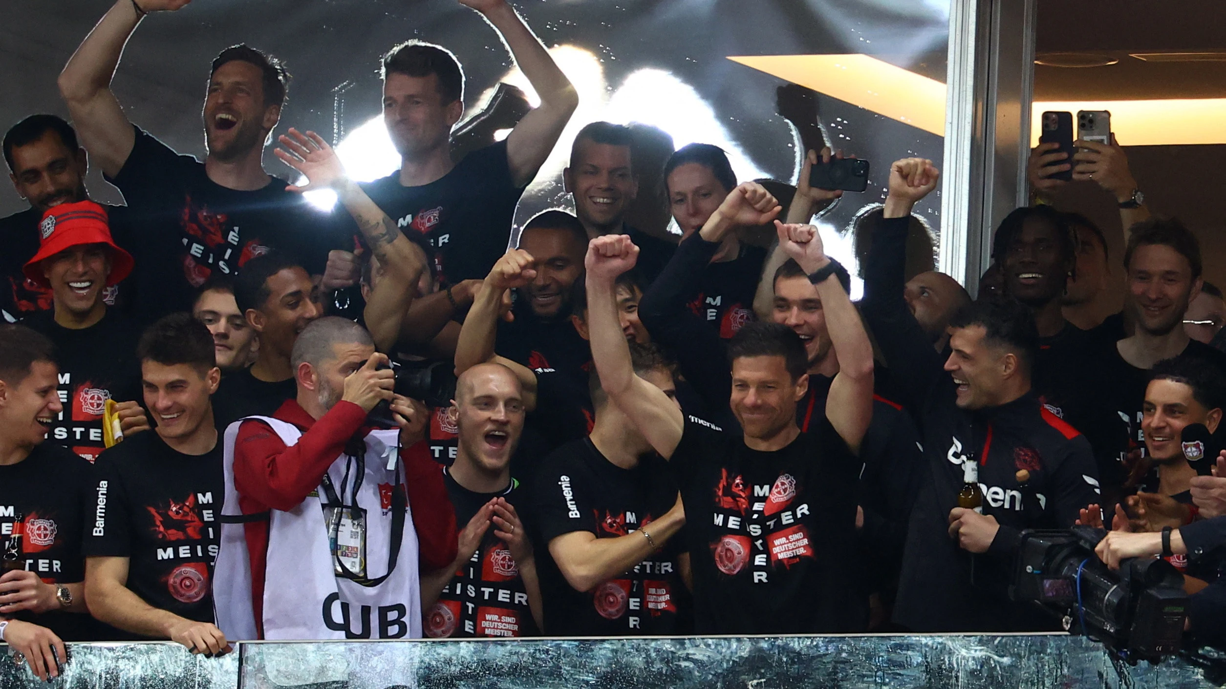 Xabi Alonso celebra la consecución de la Bundesliga con el Bayer Leverkusen Xabi Alonso celebra la consecución de la Bundesliga con el Bayer Leverkusen