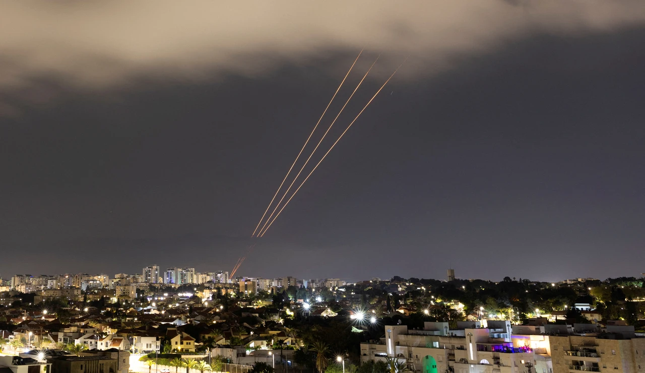 Un sistema antimisiles opera después de que Irán lanzara drones y misiles hacia Israel