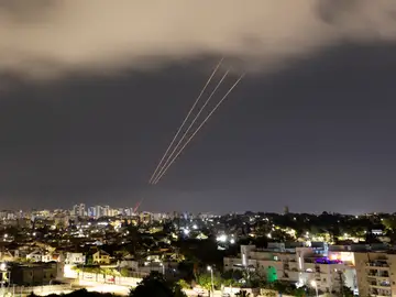 Un sistema antimisiles opera después de que Irán lanzara drones y misiles hacia Israel Un sistema antimisiles opera después de que Irán lanzara drones y misiles hacia Israel