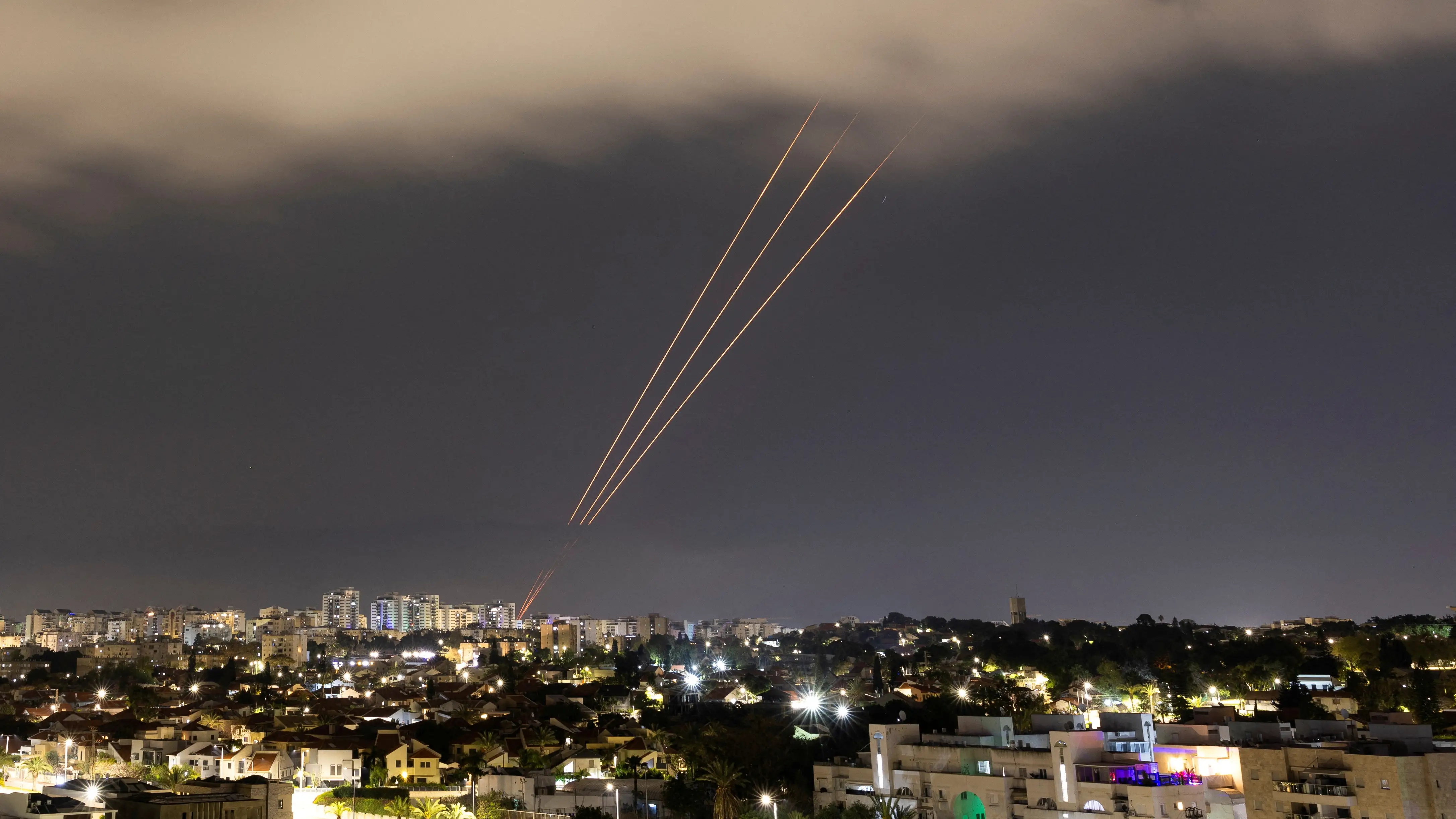 Un sistema antimisiles opera despu&eacute;s de que Ir&aacute;n lanzara drones y misiles hacia Israel