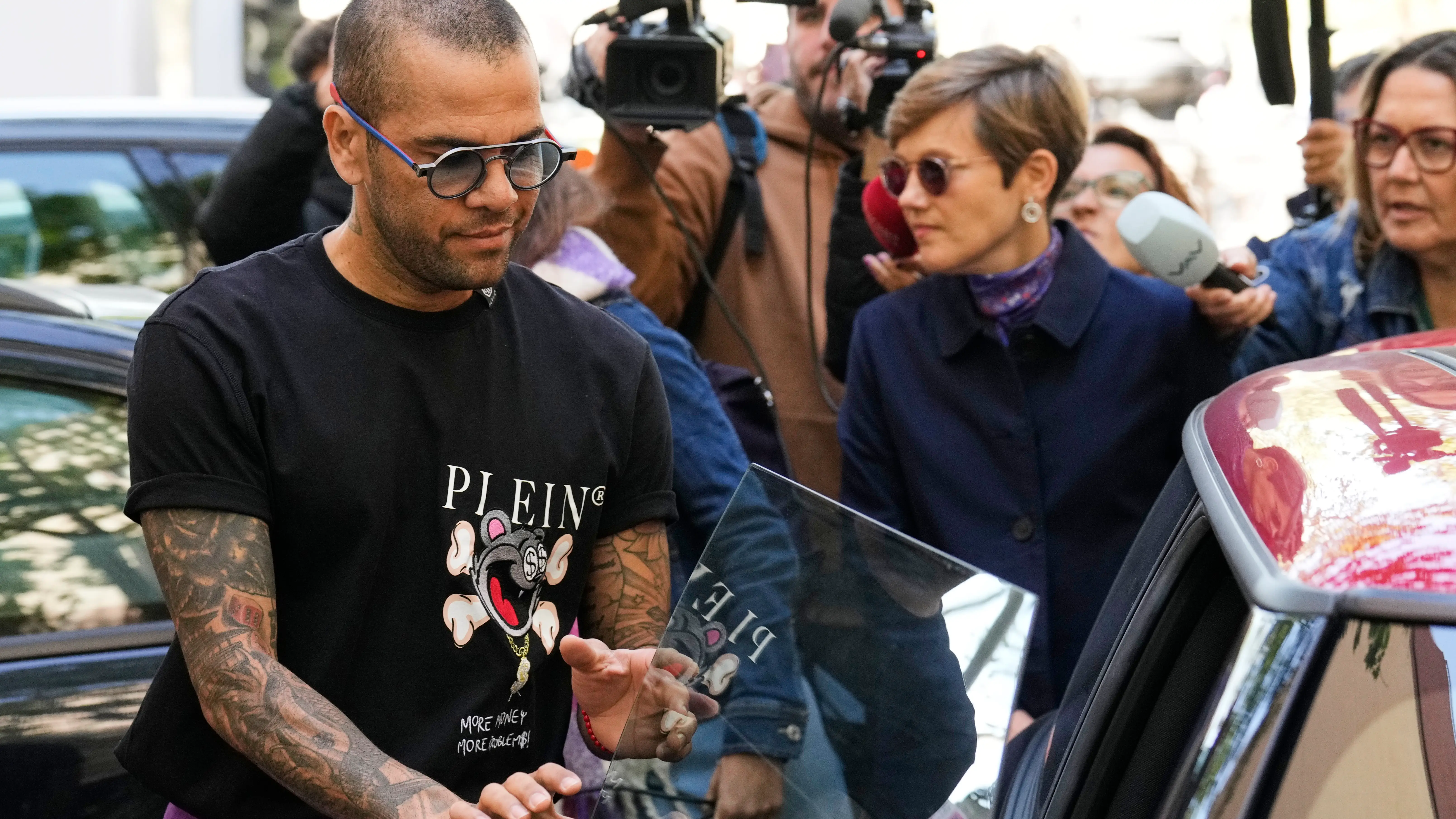 Dani Alves junto a su abogada Inés Guardiola a su salida de la Audiencia de Barcelona Dani Alves junto a su abogada Inés Guardiola a su salida de la Audiencia de Barcelona