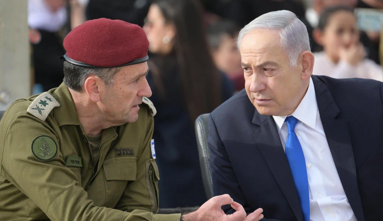 Herzi Halevi, jefe del Estado Mayor de Israel, y Benjamin Netanyahu