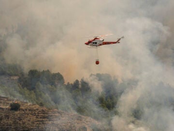 Un helicóptero trabaja en la extinción del incendio de Tárbena 