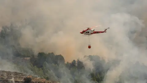 Un helicóptero trabaja en la extinción del incendio de Tárbena Un helicóptero trabaja en la extinción del incendio de Tárbena