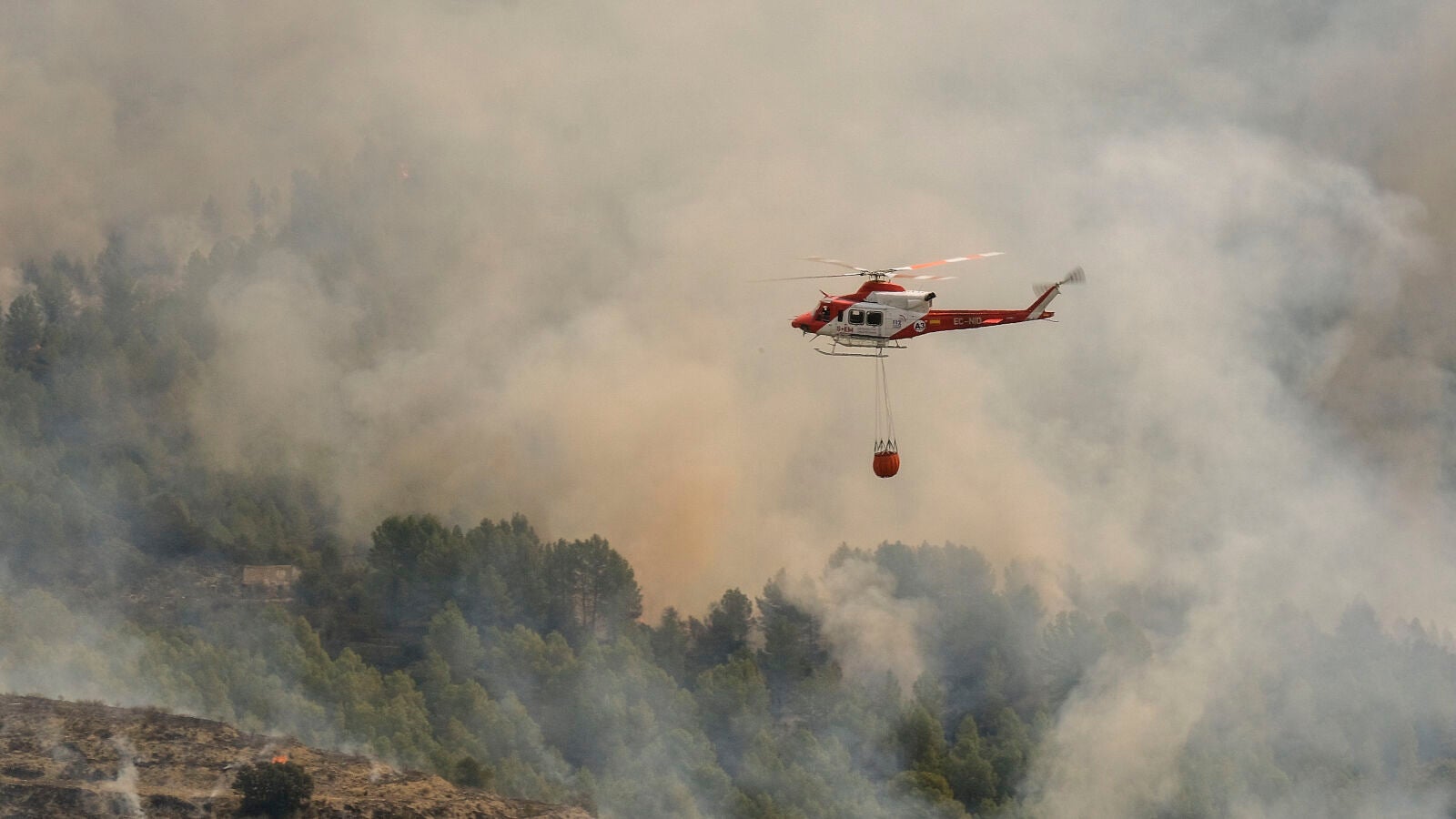 El incendio en Tárbena, Alicante, sigue descontrolado y deja tres bomberos heridos y 182 vecinos desalojados