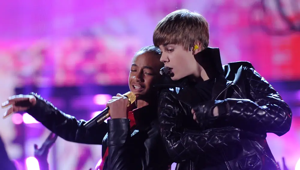 Justin Bieber y Jaden Smith perform en los Grammy de 2011 cantando Never Say Never