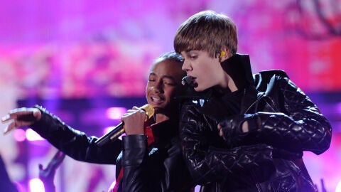 Justin Bieber y Jaden Smith perform en los Grammy de 2011 cantando Never Say Never