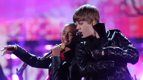 Justin Bieber y Jaden Smith perform en los Grammy de 2011 cantando Never Say Never Justin Bieber y Jaden Smith perform en los Grammy de 2011 cantando Never Say Never