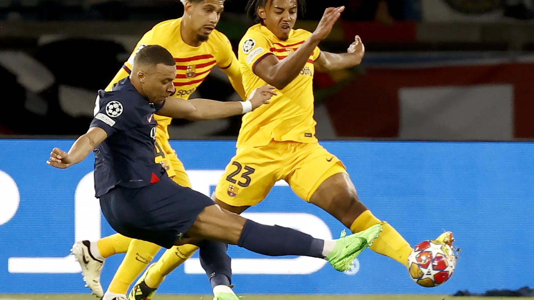 Jules Koundé y Ronald Araujo taponan un disparo de Mbappé en el partido de ida en el Parque de los Príncipes Jules Koundé y Ronald Araujo taponan un disparo de Mbappé en el partido de ida en el Parque de los Príncipes